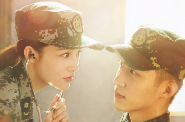 李沁新剧将袭，与男主对视太甜蜜，堪称翻版《太阳的后裔》？