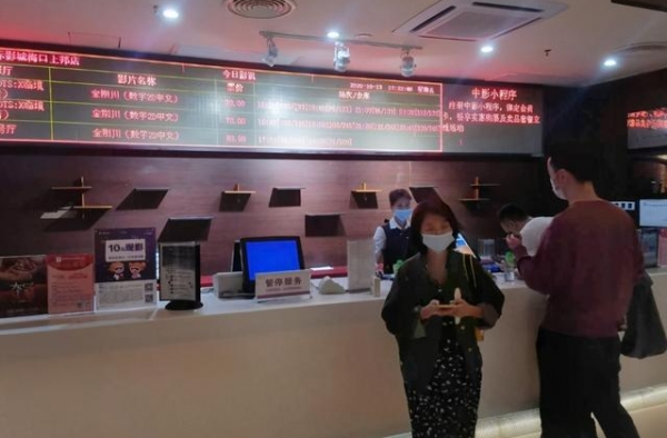 《金刚川》上映首日海口影迷“抢鲜”观影 直呼：震撼