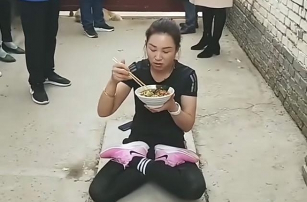 大衣哥儿子结婚后，生活屡被打扰，再遭陌生女子堵门