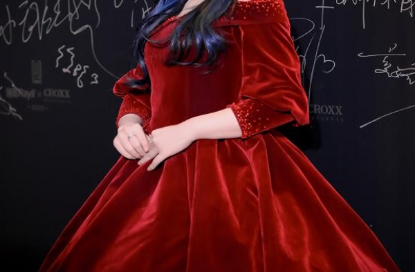 “火箭少女”穿礼服，张紫宁高贵，杨超越清新，孟美岐在逃公主
