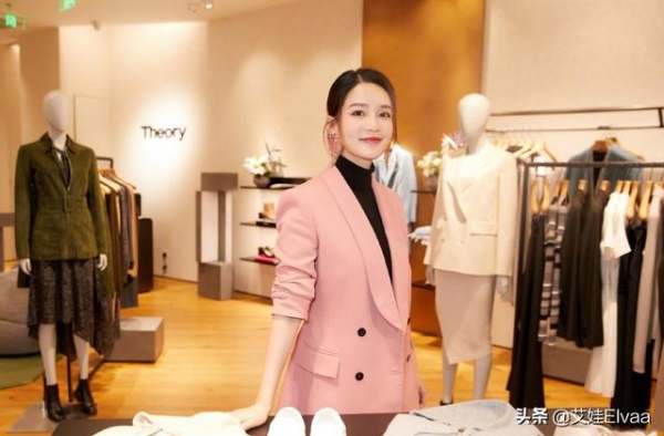 李沁喝下午茶真洋气，穿毛衣大檐帽美成＂名媛＂，罕见大红唇美翻