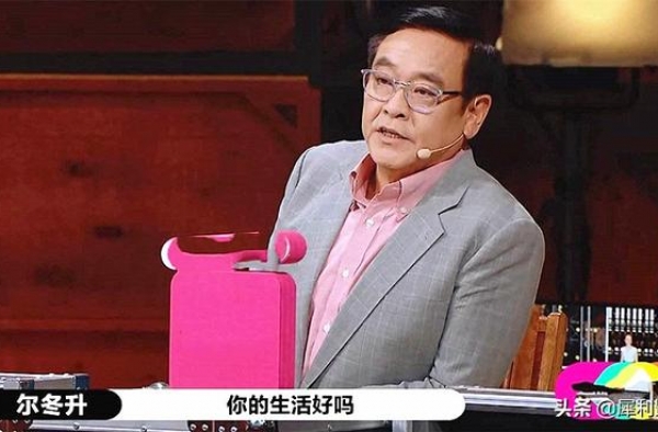 尔冬升曾怀疑，周杰伦是姜大卫私生子，一查哥哥那时正巧在台湾