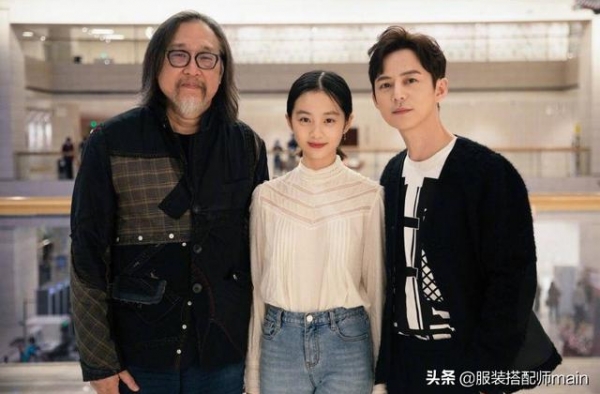 14岁多多越长越美，画素颜裸妆打扮简约，清冷气质深得孙莉真传