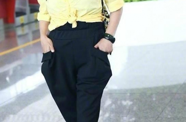 刘晓庆不露肩不秀腿，西装裙凹出“蚂蚁腰”，67岁女人最美样子