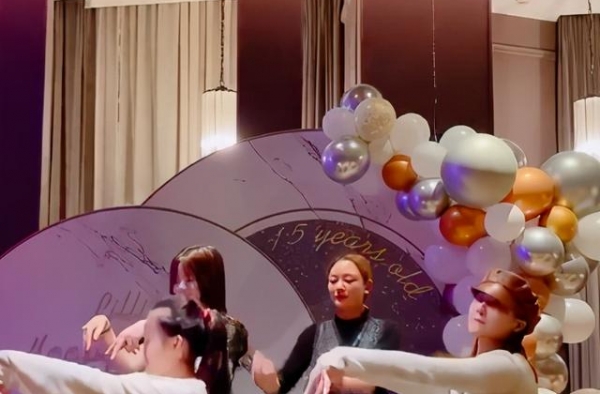 贾跃亭前妻甘薇近况曝光，穿旧衣出席豪华生日宴，网友：做作