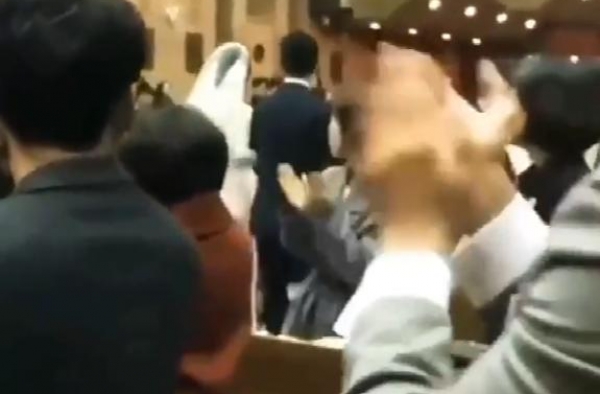 沈昌珉婚礼现场首曝光，与新娘甜蜜挽手举行结婚仪式，婚纱照曝光