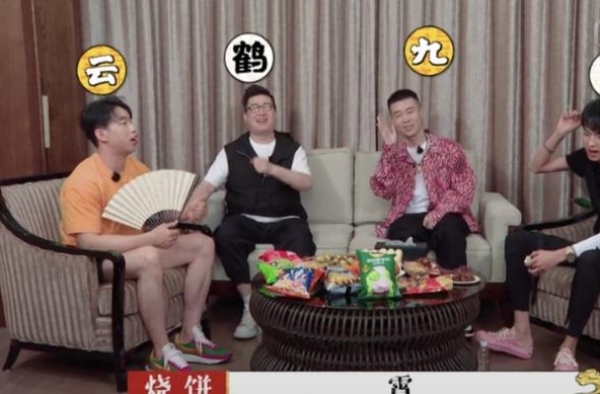 秦霄贤中途离开过德云社，曾去新加坡留学