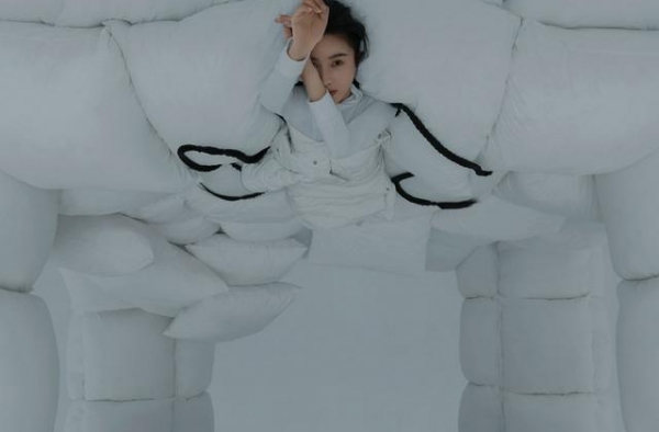 杨子姗极简风格写真 解锁超长蝎子辫新造型