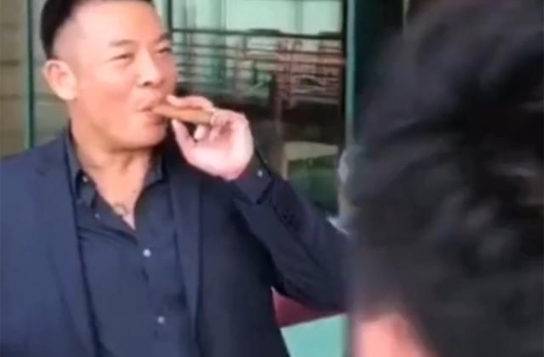 “四大奸角”罕有同框，吴毅将叼雪茄显霸气，吴廷烨低调却最孝顺