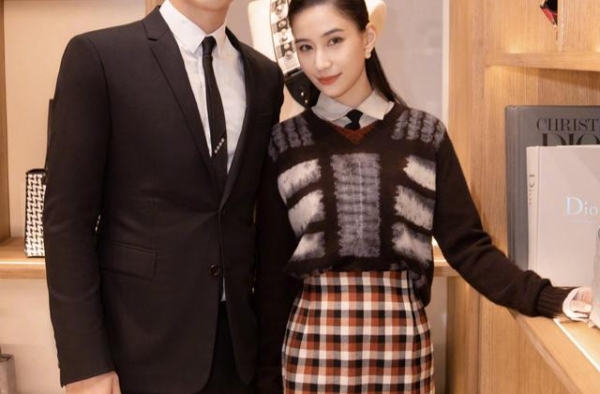 窦骁携豪门女友回西安参加活动，黑色短小西装上身，愈发干练英俊