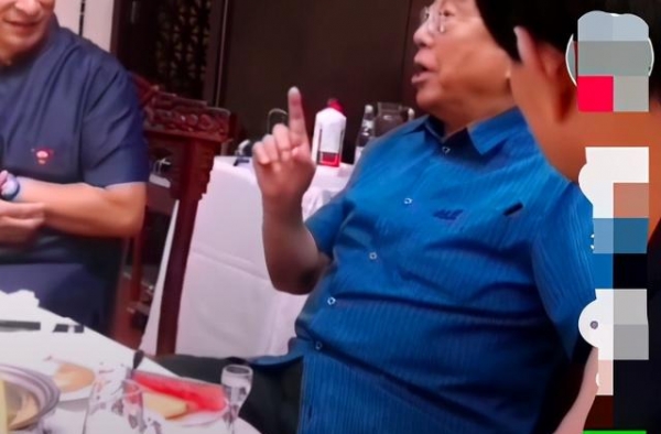 81岁李双江近况曝光，酒桌扯着嗓子唱京剧显气短，身后酒瓶抢镜