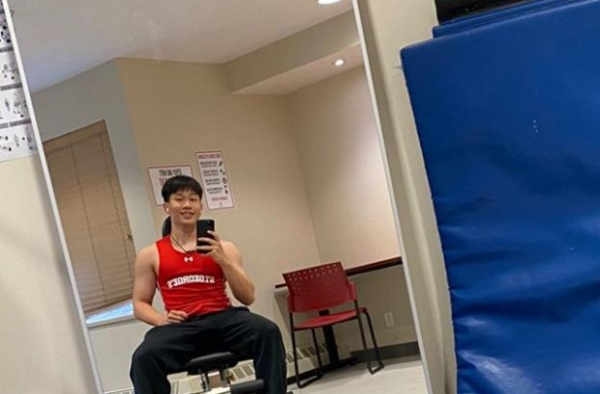 陈坤18岁儿子晒近照，健身房撸铁初见成效，身材魁梧肌肉很结实