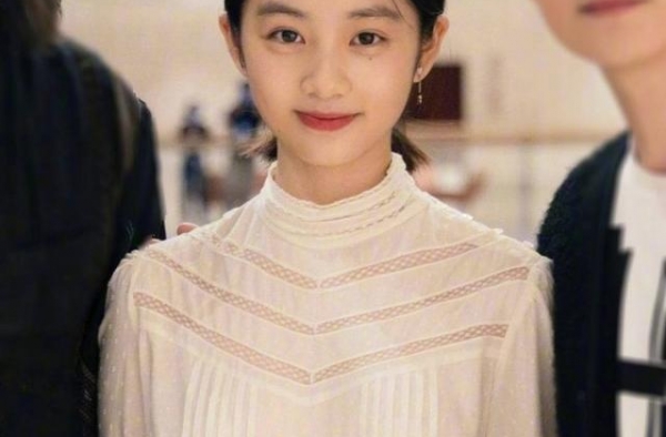 网友为什么容不下14岁的黄多多？染发早熟心机，她的争议好苛刻