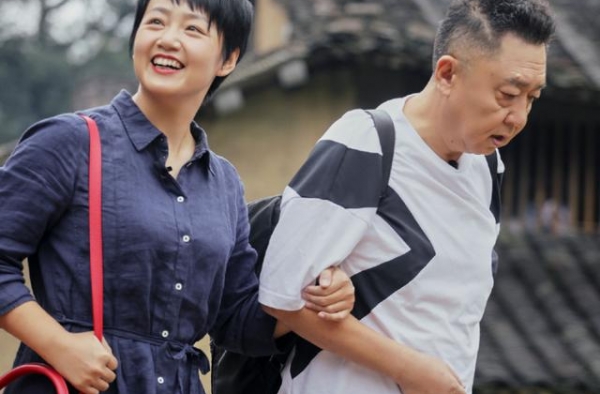 《三重奏》预告，何猷君被老婆一瞪秒变脸，背后拥抱反差萌超大