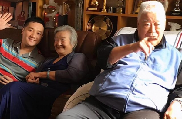 90岁于洋与妻子罕露面，白发苍苍发福明显，晚年意外丧子很不幸