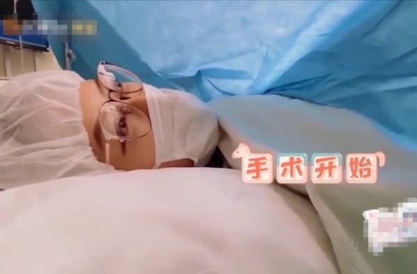 应采儿剖腹产曝光，陈小春全程陪同，生jasper被“怨”7年