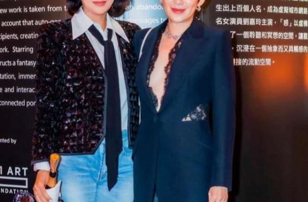 女大十八变！吴君如女儿装扮时尚星味十足，紧身小背心尽显身材