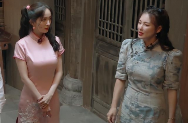 张雨绮腰臀比太赞了！紧身包臀裙大秀性感，S型身材曲线太过惊艳