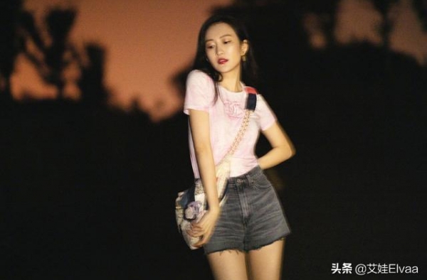 王鸥跑深山老林里营业，穿雪纺裙飘带过腰像“龙须”，人比景还美