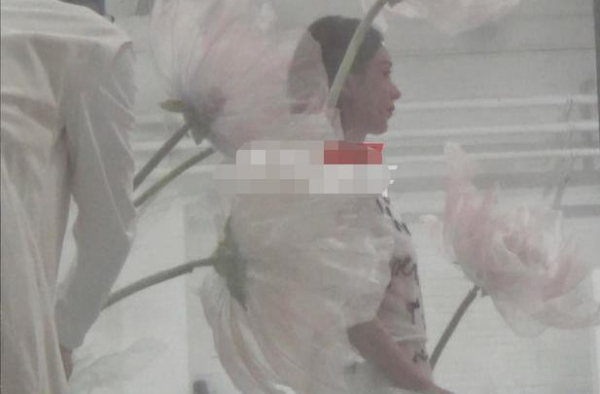 赵丽颖拍大片气质超仙，拍摄间隙嘟嘴卖萌，状态宛如少女