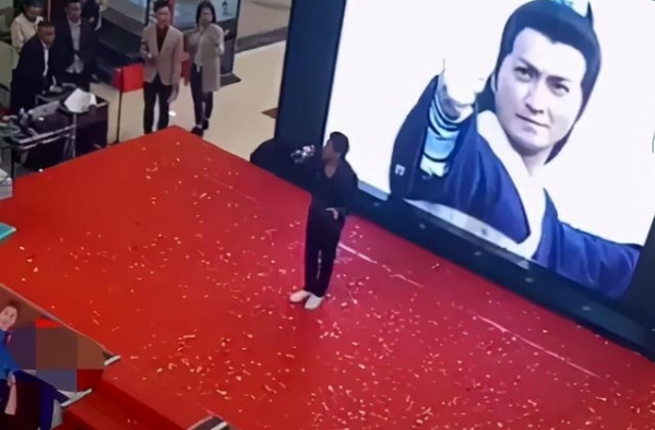 港星何家劲在萍乡商演，被网友嘲讽混得差