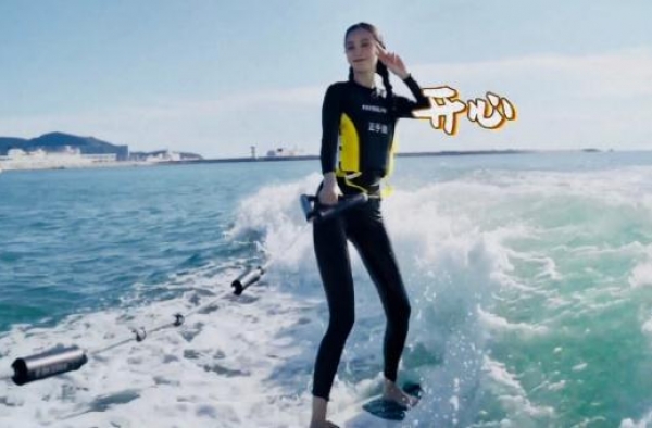baby海上冲浪，穿潜水服瘦如纸片人，腰细到不敢相信她生过娃