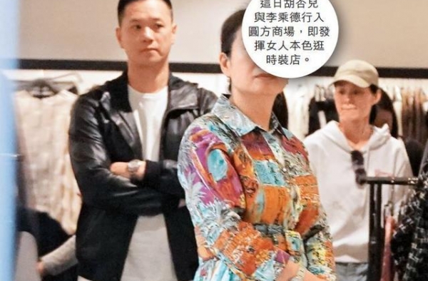 胡杏儿素颜现身，与老公手挽手逛街秀恩爱，逛平价店太节俭