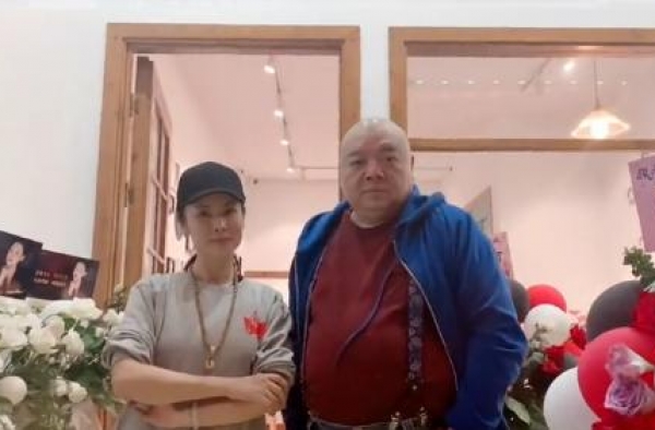 44岁杨明娜开店拍戏两头忙，小3岁老公连发文怒骂，婚姻疑生变