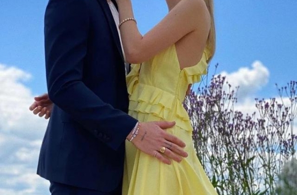 贝克汉姆大儿子躺豪宅似迷你人，富二代未婚妻抢镜，婚房照或流出