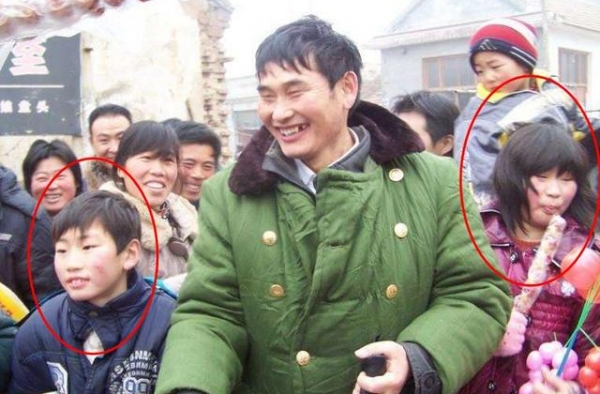 比明星有排场？朱之文儿媳儿子出门，网友：看到他的眼神有点心疼