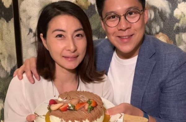 何超仪郭晶晶罕见同框！何超仪素颜显老养出幸福肥，郭晶晶竟稳赢