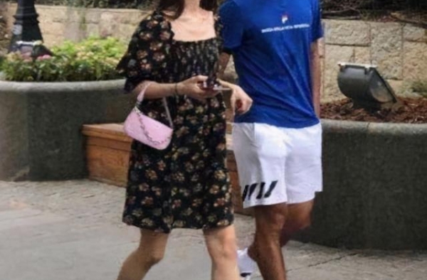 张继科太“真实”！相亲时穿大裤衩掏耳朵，对方爸爸评40分