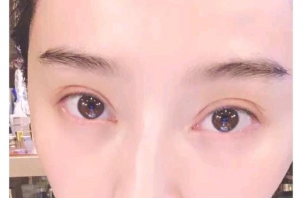 范冰冰凌晨不睡晒素颜！凌晨2点皮肤比剥壳鸡蛋还光滑，失眠太愁