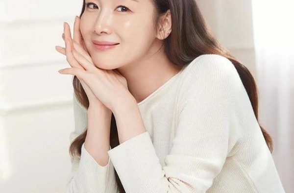 45岁崔智友产后复出，颜值回春宛如少女，怀抱宝宝显辣妈气质