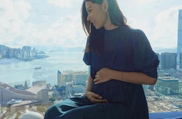 恭喜！香港知名女星顺利产女宣布荣升人母，感动泪目：我当妈妈了