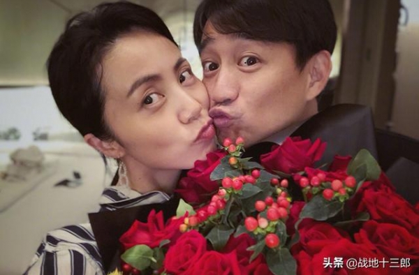 娱乐圈就羡慕她！与老公相爱30年生下三个娃，老公待她如初恋