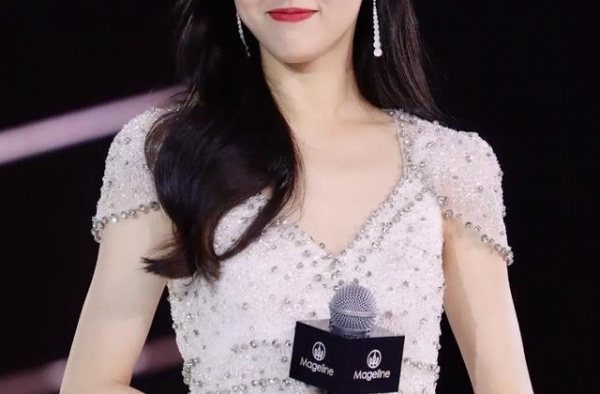 唐嫣穿白色镶钻拖地礼服，看起来仙气飘飘，笑容甜美宛若仙女。
