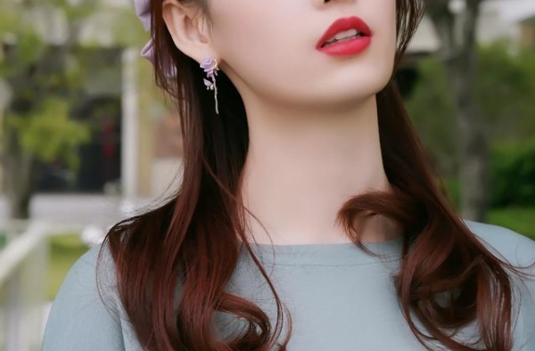 谭乔尹写真，红唇娇艳，肌肤雪白，美丽迷人