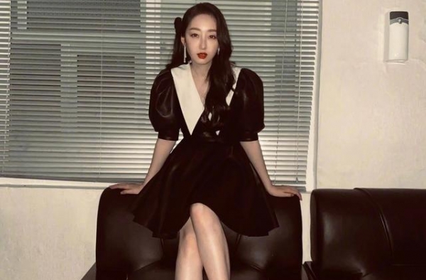 蒋梦婕发“公主造型”美照 黑连衣裙衬托白皙美腿