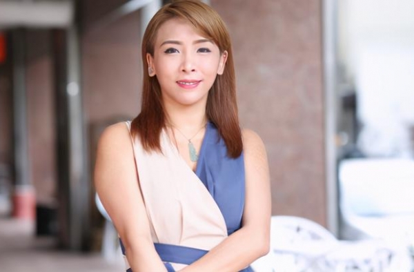 女星遭老公强迫离婚，被怀疑出轨找小三，她为了孩子仍和前夫同居