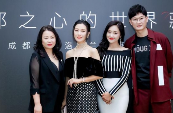 玖月奇迹王小玮离婚后美成女神！穿包臀裙秀好身材，事业再度攀升