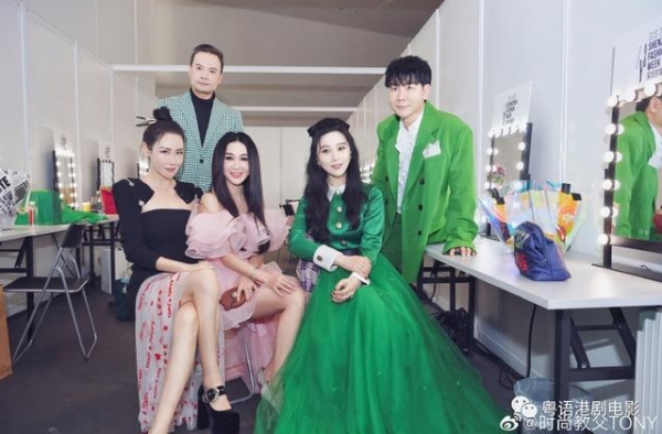 两代苏妲己现身深圳时装周　温碧霞妆容超吓人范冰冰轻松完胜