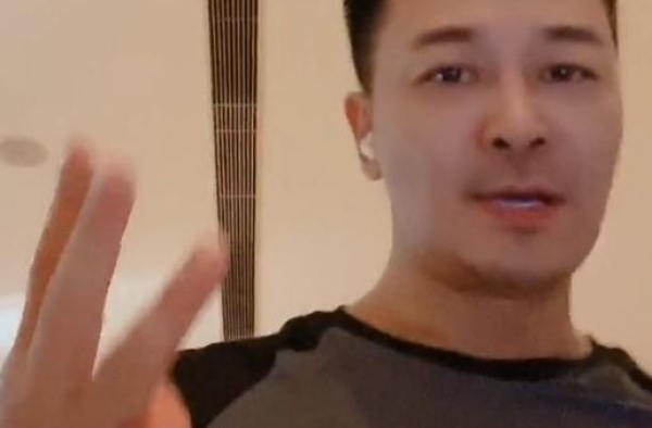 44岁吴樾近照曝光，身材健硕被网友夸赞，发际线却暴露年龄