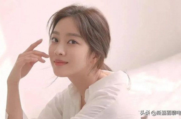 拥有洋娃娃般的美貌，科班出身，磨砺八年，招牌演技竟是干瞪眼