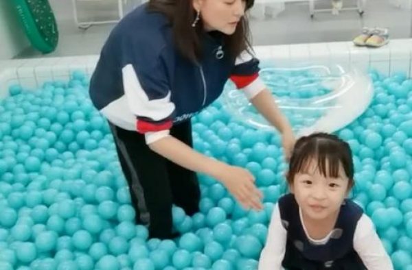 40岁戴娇倩忙带娃，被网友吐槽不好好拍戏？买打折衣物没明星样
