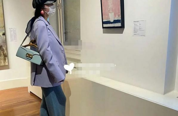 范冰冰看展被偶遇！西服搭配阔腿裤成五五分，上身臃肿被指像怀孕