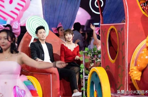 张嘉倪携丈夫登台献唱，穿中国红针织衫，配糖果色美甲很少女