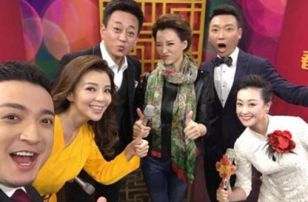 央视主持团晒骑行照，张蕾与康辉行为过于亲密，被网友批不合适