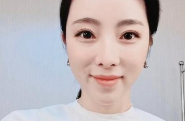 和蒋虎结婚丁克17年，40岁嫁央视国脸刚强，生下儿子取名刚好