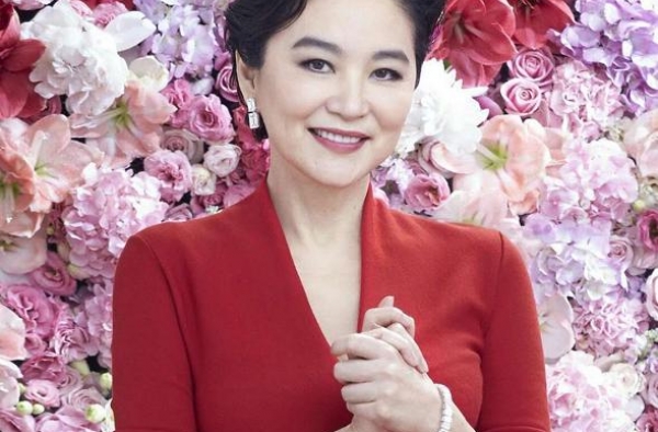 66岁林青霞近照曝光！穿紧身毛衣爬山小蛮腰藏不住，年轻时超美